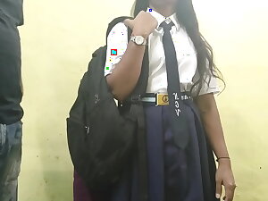 गाव की भोली भाली पढ़ने वाली लड़की का होमवर्क पूरा नहीं हुवा था तो  टीचर ने उसका फायदा उठाया और उसको चोदने को मजबूर किया (क्लियर वाइस)